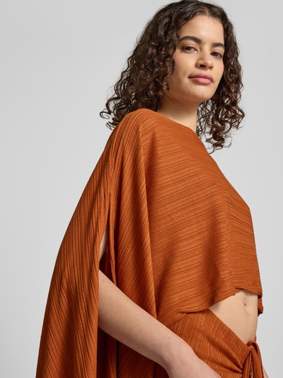 Frauenmodel trägt Relaxed Fit Oberteil mit Viskose-Anteil Modell 'Poncho' von Gina Tricot, Material-Mix, Damen, Langärmelig, Nahaufnahme Oberkörper.