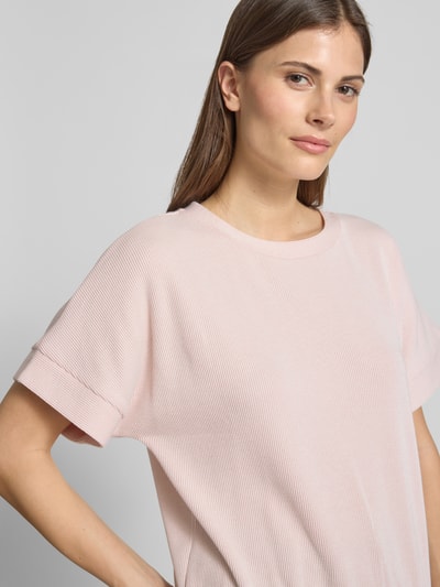 Frauenmodel trägt Sweatshirt mit 1/2-Arm Modell 'Gimos' von OPUS aus Baumwoll-Viskose-Mix, Regular-Fit, Rundhalsausschnitt, Nahaufnahme Oberkörper.