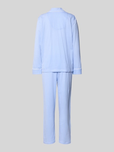 Vrouwenmodel draagt Pyjama met streepmotief van Lauren Ralph Lauren, puur katoen, los model, reverskraag, knoopsluiting, borstzak met labelstitching, Ganzkörperansicht Rückansicht.