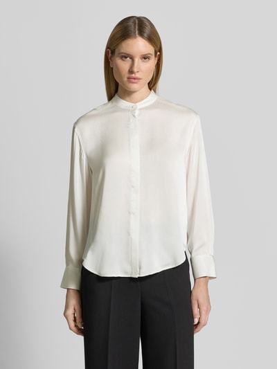 Frauenmodel trägt Relaxed Fit Bluse mit Stehkragen von Calvin Klein Womenswear aus Satin, Langärmelig, Rückenlänge 65 cm, Nahaufnahme Oberkörper.