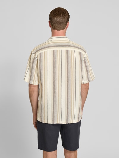 Männermodel trägt Relaxed Fit Freizeithemd aus reiner Baumwolle Modell 'RLXCAL' von SELECTED HOMME, Optik:Allover-Muster, Ganzkörperansicht Rückansicht