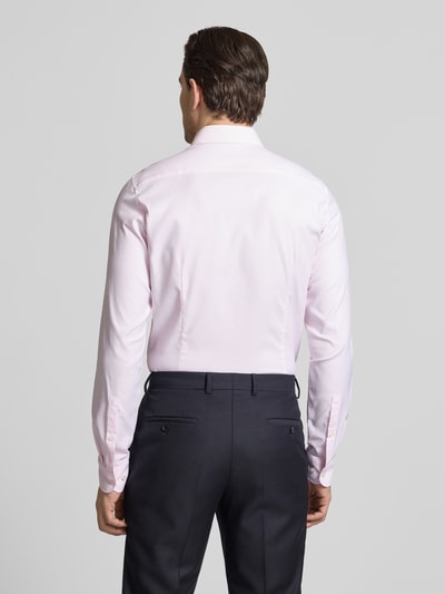 Männermodel trägt Slim Fit Business-Hemd mit Kentkragen und extra langem Ärmel von Jake*s, Material-Mix mit Stretch-Anteil, Ganzkörperansicht Rückansicht.