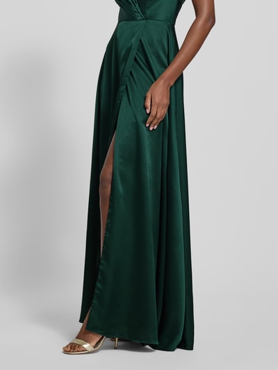 Frauenmodel trägt Abendkleid mit Herzausschnitt von LUXUAR FASHION, Unifarbenes-Design, Gehschlitz, Spaghettiträger, strapazierfähiges Material, Nahaufnahme Unterkörper.