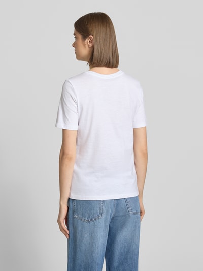 Frauenmodel trägt Regular Fit Damen T-Shirt aus reiner Bio-Baumwolle Modell 'KETTY' von Only in weißer Melange-Optik, Kurzarm, Rundhals, Ganzkörperansicht Rückansicht.
