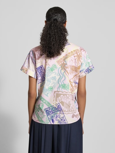 Frauenmodel trägt Regular Fit Bluse im Allover-Look von Marc Cain aus reiner Baumwolle mit Hemdblusenkragen, Rückenlänge 62 cm, Ganzkörperansicht Rückansicht