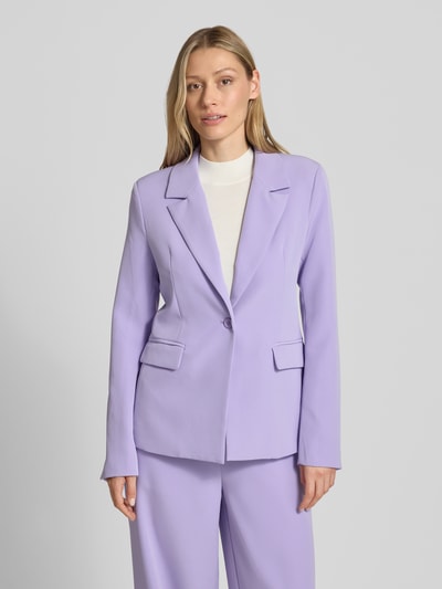 Frauenmodel trägt Slim Fit Blazer mit Pattentaschen Modell 'Isa' von GUIDO MARIA KRETSCHMER WOMAN in Pastell-Lila, Material-Mix mit Stretch-Anteil, Reverskragen, Knopfverschluss, Ganzkörperansicht von vorne.