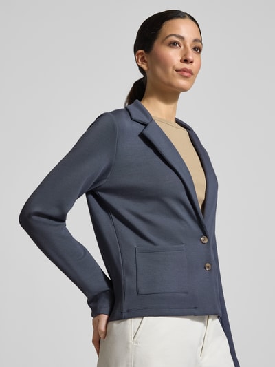 Frauenmodel trägt Sweatblazer mit Taschen und Revers von Christian Berg Woman im Material-Mix mit Modal-Anteil, Regular-Fit, Knopfverschluss, Reverskragen, blaue Farbe, glatte Textur, Nahaufnahme Oberkörper.