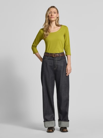 Vrouwenmodel draagt t-shirt met 3/4-mouw model 'Pylle' van Soyaconcept in katoenmix met stretch, slim fit, ronde hals, ruglengte 61 cm, geheel van voren