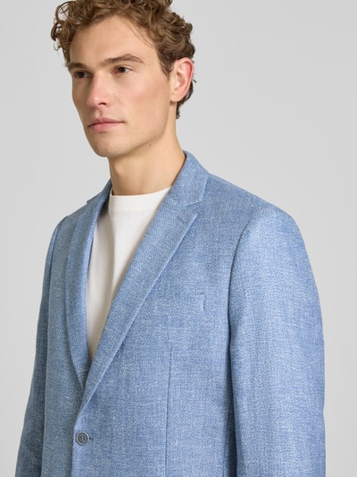 Männermodel trägt Regular Fit Anzugsakko aus Leinen-Mix von s.Oliver BLACK LABEL mit Melange-Optik, Reverskragen, Nahaufnahme Oberkörper.