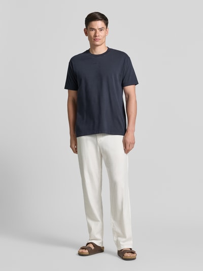 Männermodel trägt Relaxed Fit T-Shirt aus reiner Baumwolle von Marc O'Polo, Optik: Unifarben, Passform: Relaxed-Fit, Kurzarm, Jersey, Ganzkörperansicht von vorne.