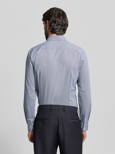 Męski model nosi Slim Fit Freizeithemd mit Kentkragen od OLYMP No. Six, elastyczna mieszanka bawełny, krój slim fit, niebieski wzór, długie rękawy, sportowe mankiety, na całej długości listwa guzikowa, widok całej sylwetki z tyłu.