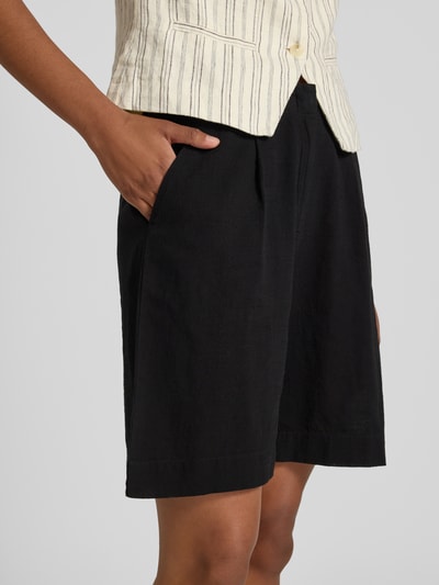 Frauenmodel trägt Comfort Fit Shorts aus Baumwoll-Leinen-Mix Modell 'CAIA' von Vero Moda, Optik: Unifarben, Materialverarbeitung: Flammgarn, seitliche Eingrifftaschen, Label-Patch, Nahaufnahme Oberkörper.