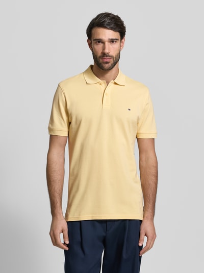 Männermodel trägt Regular Fit Poloshirt mit Stitching van Christian Berg Men uit puur katoen, knoopsluiting, ruglengte maat M 70 cm, Ganzkörperansicht von vorne.