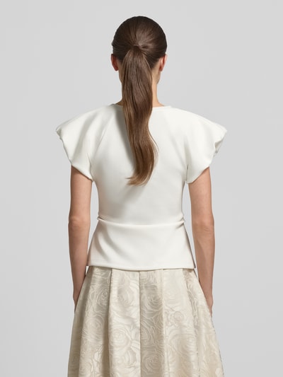 Modelka nosi Blusenshirt aus Viskose-Mix mit Puffärmeln von Rinascimento, biały, krój slim fit, okrągły dekolt, długość tyłu w rozmiarze S: 57 cm, widok całej sylwetki z tyłu.