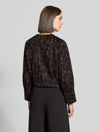 Frauenmodel trägt Regular Fit Blazer mit Viskose-Anteil von zero, dunkles Muster, strukturierte Oberfläche, Ganzkörperansicht Rückansicht. Material-Mix mit Baumwoll- und Viskose-Anteil, Rundhalsausschnitt, durchgängige Knopfleiste, Rückenlänge 51 cm, Brustweite 51 cm, Ärmellänge 60 cm.