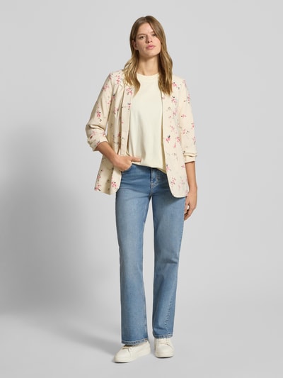 Vrouwenmodel draagt Regular Fit Longblazer met all-over motief Model 'BOSELLA' van Pieces, reverskraag, schoudervullingen, 3/4-mouwen, geweven structuur, frontaal volledig lichaamsbeeld.
