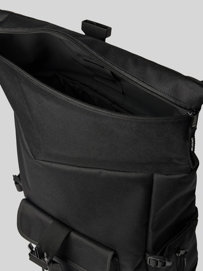 Productfoto, zwarte rugzakfunctie Model 'PHILIS' van Carhartt Work In Progress met logopatch, overslag en verstelbare schouderband, Hoofdvak, Breedte bij maat 1: 52 cm, Lengte bij maat 1: 52 cm, Diepte bij maat 1: 14 cm, bandlengte bij maat 1: 64 cm, textuur van stevig textiel.