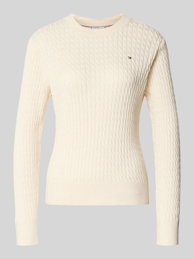 Produktfoto, Slim Fit Pullover aus reiner Baumwolle von Tommy Hilfiger in Optik: Unifarben, Strickoptik mit Zopfmuster, Logo-Detail, Rundhals, Langarm, Ärmelabschluss und Rumpfabschluss gerippt, Materialverarbeitung: Strick, reine Baumwolle