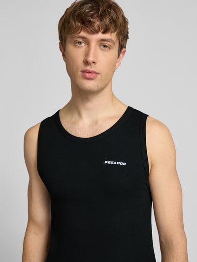 Männermodel trägt zwart Tanktop mit logo-stitching en ronde hals van Pegador, katoenmix met stretch, nauwsluitend model, fijnrib, Nahaufnahme Oberkörper.
