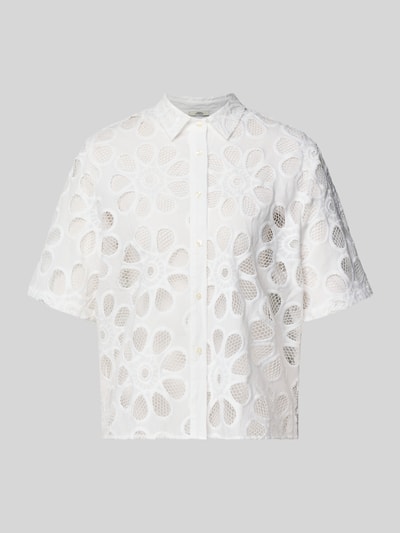 Produktfoto, weiße Regular Fit Bluse mit Lochstickerei Modell 'BEA' von 0039 Italy aus Baumwoll-Mix, kurzer Arm, Hemdblusenkragen, Knopfleiste
