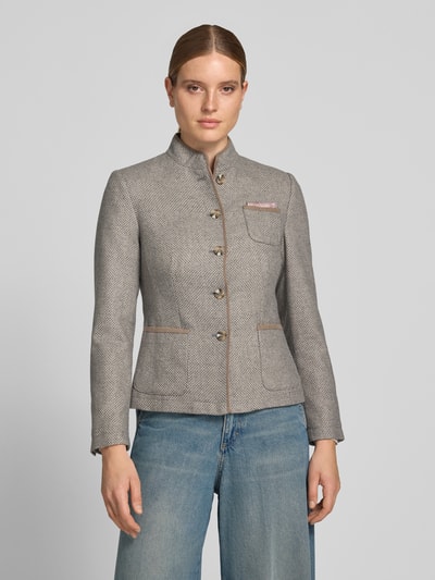 Frauenmodel trägt Blazer mit Woll-Anteil von White Label, hellgrauer Material-Mix, taillierte Passform, Stehkragen, Ganzkörperansicht von vorne.