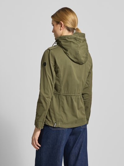 Männermodel trägt khaki kurtka z bawełny o prostym kroju, kieszenie z patką, kaptur, naszywka z logo, khujo Jacke mit Pattentaschen Modell 'NORI', długość tyłu w rozmiarze S: 64 cm, szerokość ramion w rozmiarze S: 38 cm, szerokość klatki piersiowej w rozmiarze S: 48 cm, długość rękawów w rozmiarze S: 60 cm, zdjęcie: całkowity widok z tyłu