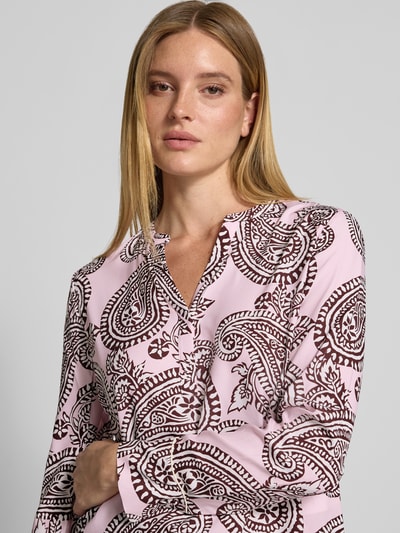 Frauenmodel trägt Regular Fit Bluse aus Seiden-Mix von HERZENS mit Paisley-Print in Rosa und Braun, Tunika-Ausschnitt, Nahaufnahme Oberkörper.