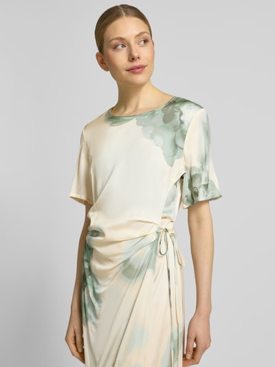 Frauenmodel trägt Maxikleid in Wickel-Optik mit Schnürung Modell 'Kylar' von mbyM aus Reine Viskose, Taillierter Schnitt, Rundhalsausschnitt, Nahaufnahme Oberkörper.