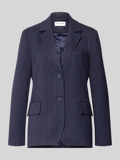 Produktfoto, Regular Fit Blazer mit Viskose-Anteil Modell 'Ryan' von LOLLYS LAUNDRY, dunkelblau mit weißen Nadelstreifen, Reverskragen, Knopfleiste, Pattentaschen, glatte Textur