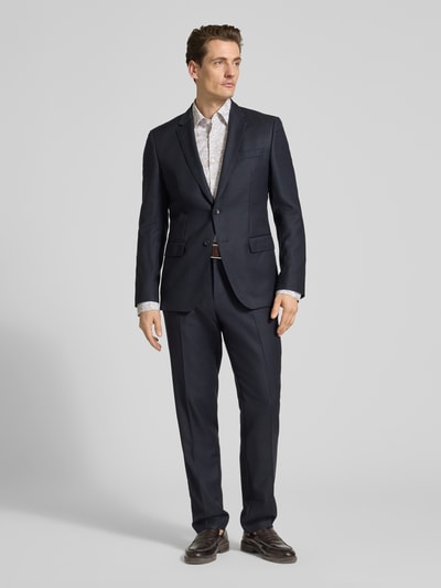 Männermodel trägt Regular Fit Businesshemd aus Baumwoll-Mix Modell H-JOE-K von BOSS, Paisley-Muster, Kentkragen, Ganzkörperansicht von vorne.