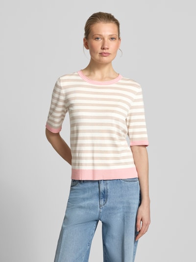 Frauenmodel trägt Strickshirt aus Viskose-Mix mit Rundhalsausschnitt von Betty Barclay, Damen Regular-Fit, Allover-Look, Nahaufnahme Oberkörper.