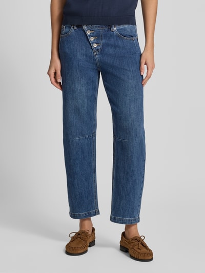 Vrouwenmodel draagt Relaxed Fit Barrel Jeans aus Baumwoll-Mix mit Viskose-Anteil Modell 'Relaxed Malibu' van Buena Vista in mediumblauw met rechte pijpen, dames Barrel Jeans, detailopname voorkant.