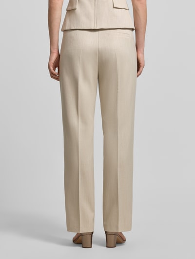 Frauenmodel trägt Hose aus Viskose-Mix mit Bügelfalten von comma in Beige, Regular Fit, mit Gesäßtasche, Rückansicht Ganzkörperansicht.