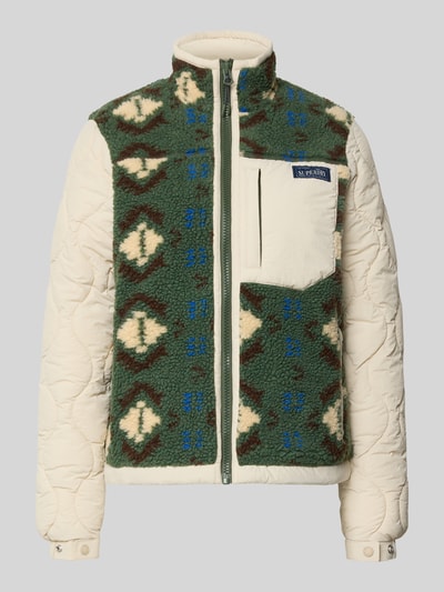 Produktfoto, kurtka z polaru z pikowaniem i detalem z logo od Superdry, krój regular fit, stójka, zamek błyskawiczny, Brustasza, beżowo-zielony kolor, tekstura miękkiego polaru, Długość tyłu w rozmiarze S: 58 cm, szerokość ramion w rozmiarze S: 39 cm, szerokość w rozmiarze S: 52 cm, długość rękawów w rozmiarze S: 65 cm.