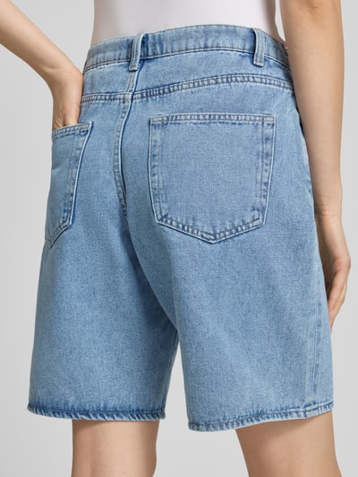 Frauenmodel trägt Relaxed Fit Jeansshorts aus Baumwoll-Mix Modell 'HOPE' von Only in Denim-Optik mit 5-Pocket-Design, Ganzkörperansicht Rückansicht.