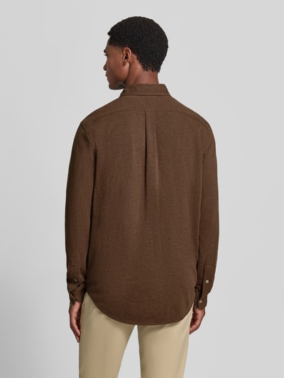Männermodel trägt Regular Fit Freizeithemd aus reiner Baumwolle von Polo Ralph Lauren in Braun, glatte Textur, Ganzkörperansicht Rückansicht.