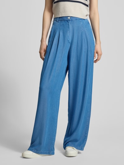 Frauenmodel trägt Wide Fit Hose aus Lyocell mit Gesäßtaschen von Smith & Soul, blau, Gelegte Falten, Ganzkörperansicht von vorne.