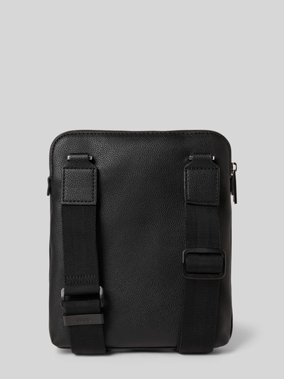 Produktfoto, Kulturtasche mit Label-Detail Modell 'Ray' od BOSS, czarna tekstura, prostokątny kształt, regulowany pasek, rozmiar 25x20x2 cm, długość paska 120 cm, główna przegroda z zamkiem błyskawicznym