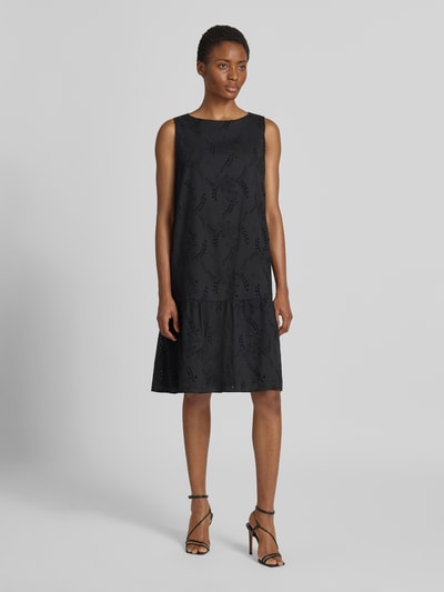 Frauenmodel trägt A-Linien Freizeitkleid aus reiner Baumwolle von s.Oliver BLACK LABEL in Schwarz mit feiner Lochstruktur, Ganzkörperansicht von vorne.
