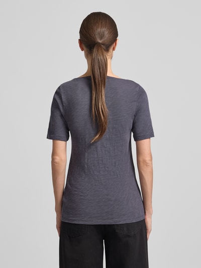 Vrouwenmodel draagt Slim Fit T-shirt uit puur katoen van Marc O'Polo, look: effen, mêlee, logoprint, boothals, korte mouw, rompzoom, materiaalverwerking: geweven, gemêleerde look, Ganzkörperansicht Rückansicht