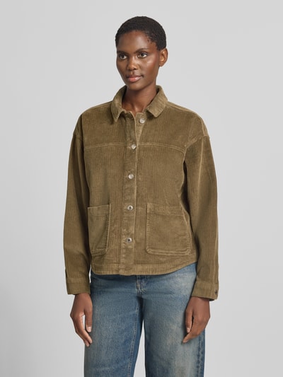 Frauenmodel trägt Relaxed Fit Langarmbluse aus reiner Baumwolle Modell 'JAMIE' von VERO MODA in Olivgrün mit Cordstruktur, Ganzkörperansicht von vorne.