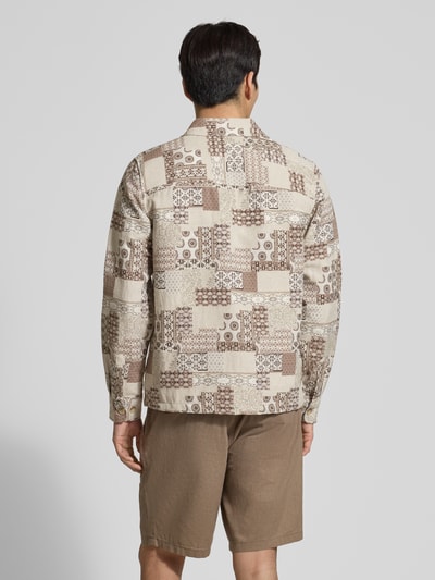 Männermodel trägt Regular Fit Overshirt mit Kentkragen Modell 'Layton' von Les Deux, Baumwoll-Mix, Rückenlänge 71 cm, Ganzkörperansicht Rückansicht.