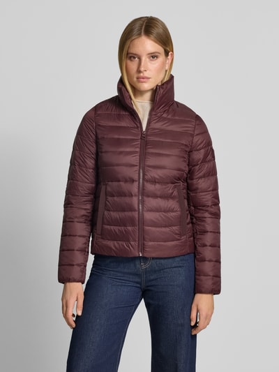 Vrouwenmodel draagt Regular Fit gewatteerd jack met opstaande kraag van Marc O'Polo, Dames, bordeaux, voorkant volledig lichaam