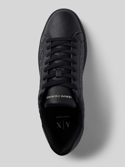 Produktfoto, Sneaker mit Schnürung und Logo-Muster von Armani Exchange in Schwarz, Leder-Textur, Label-Detail, Absatzhöhe: 3 cm, Schafthöhe: 8 cm, Schaftweite: 10 cm, Herren Sneaker