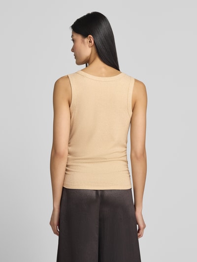 Vrouwenmodel draagt Tanktop uit viscosemix met ronde hals van zero in fijnrib, nauwsluitend model, ruglengte maat 36: 54 cm, Ganzkörperansicht Rückansicht.