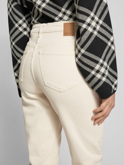 Pieces Jeansy o kroju straight fit z mieszanki bawełny model ‘KELLY’ Écru 3