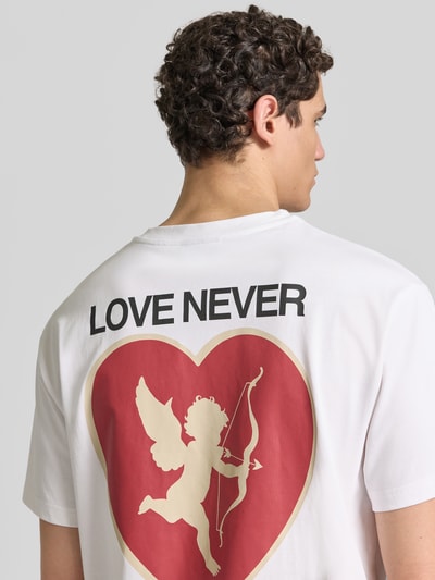 Männermodel trägt Relaxed Fit T-Shirt aus reiner Baumwolle von Don´t Waste Culture, weiß, mit Label-Print, Ganzkörperansicht Rückansicht.