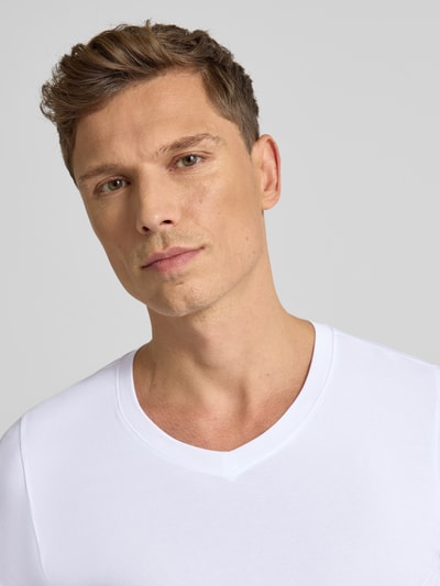 Männermodel trägt T-Shirt mit V-Ausschnitt im 2er-Pack von Christian Berg Men in Weiß, glatte Baumwoll-Mix-Textur, Nahaufnahme Oberkörper.