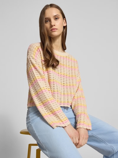 Frauenmodel trägt Regular Fit Strickpullover aus Baumwoll-Mix Modell 'ASA' von ONLY, mehrfarbig, gestreift, Lochstrickmuster, Cropped-Länge, überschnittene Schultern, Crew Neck, Langarm mit Muschelsaum, Materialverarbeitung Lochstrick, Vorderansicht, Nahaufnahme Oberkörper.