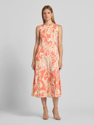Frauenmodel trägt Midikleid aus Viskose mit Rundhalsausschnitt von Milano Italy im A-Linien-Allover-Look in Orange und Creme, Ganzkörperansicht von vorne.